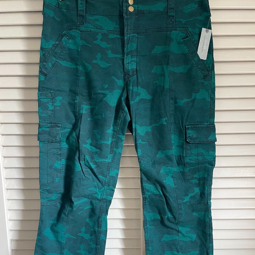 Anthropologie jade green camo cropped cargo pants, size 32P
